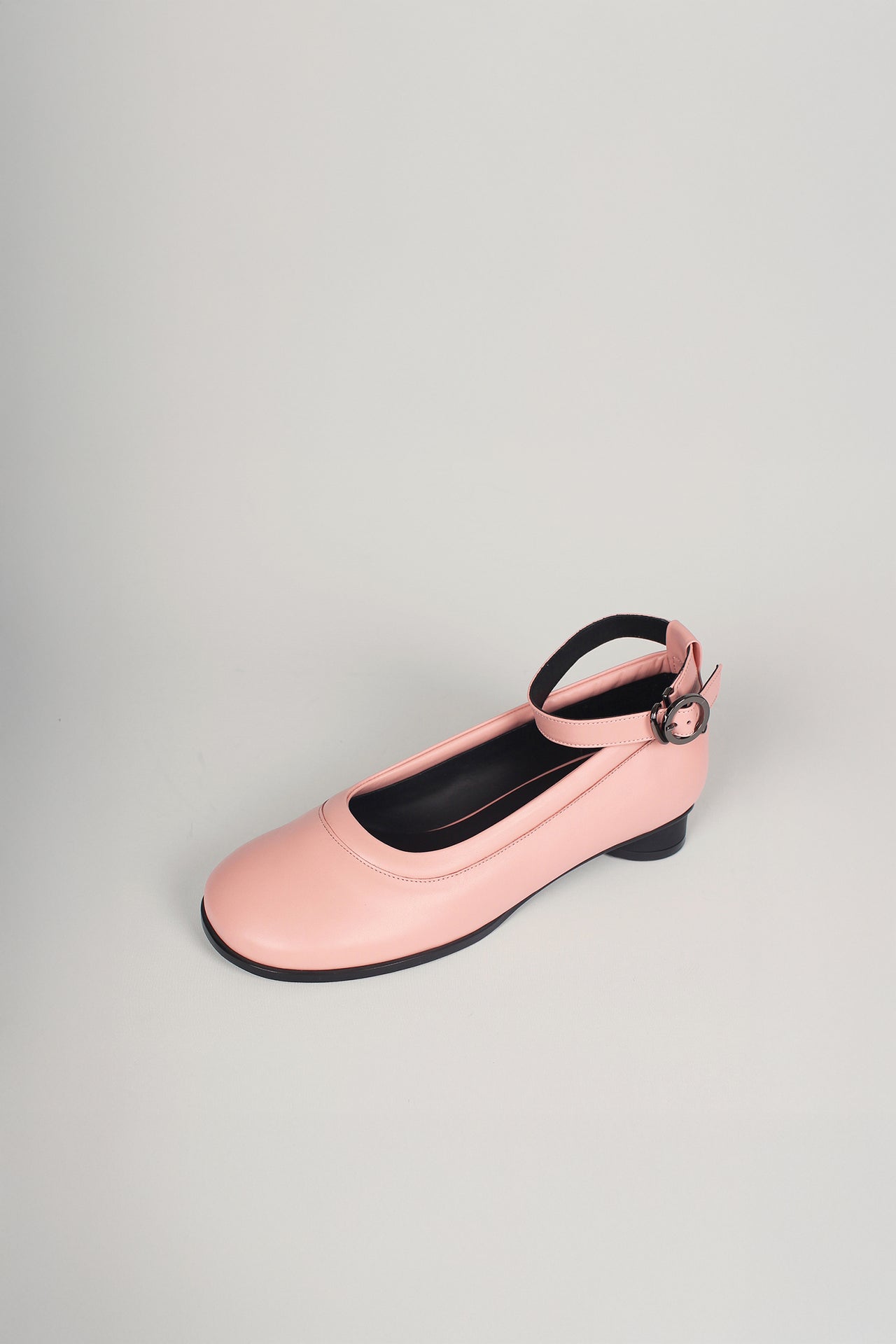 Finoacinque Uhjeo strap flat shoes in light rose with a sleek, minimalist design and comfortable flat sole.
