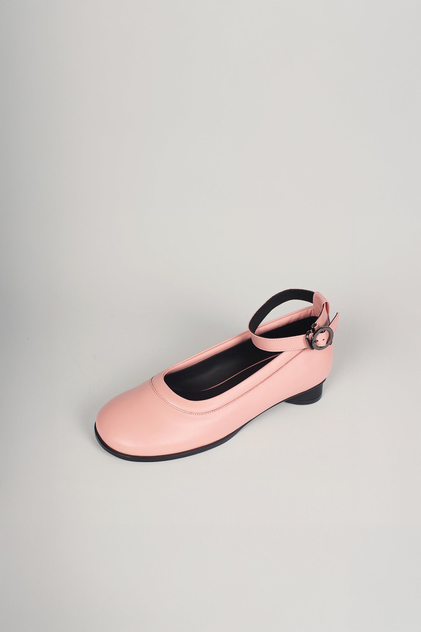 Finoacinque Uhjeo strap flat shoes in light rose color with a sleek, minimalist design and comfortable flat sole.