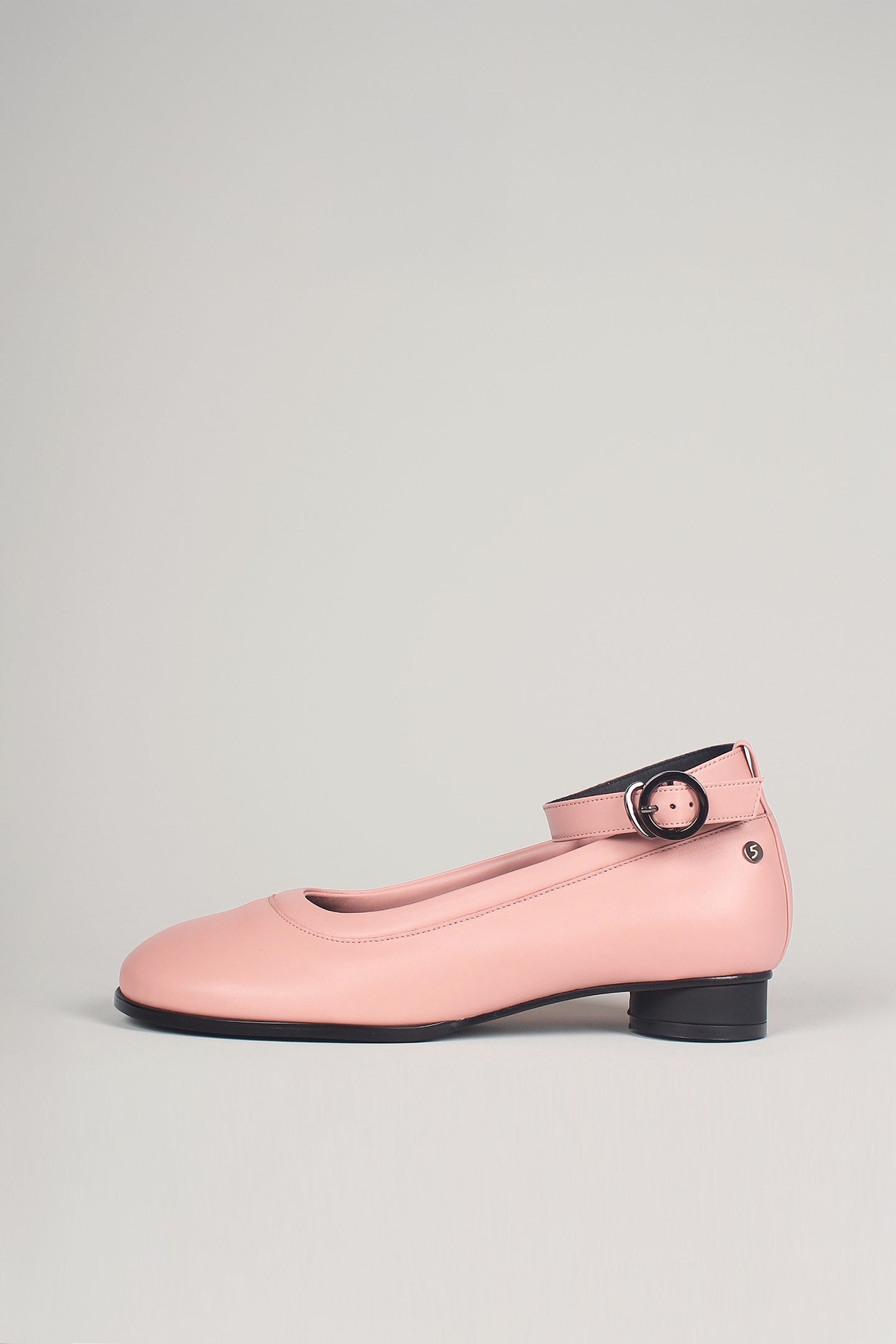 Finoacinque Uhjeo strap flat shoes in light rose with a sleek design and comfortable flat sole, perfect for casual wear.
