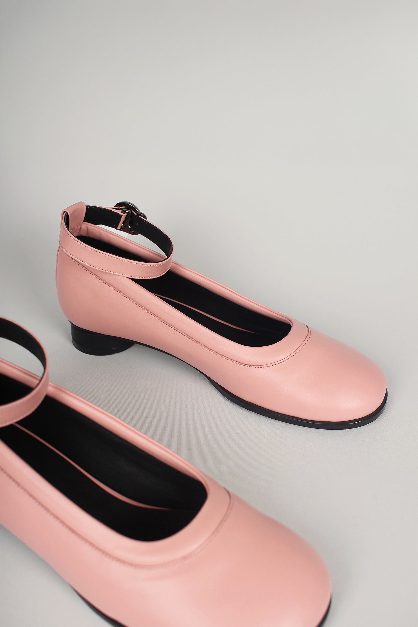 Finoacinque Uhjeo strap flat shoes in light rose color, featuring a comfortable slip-on design and stylish flat sole.