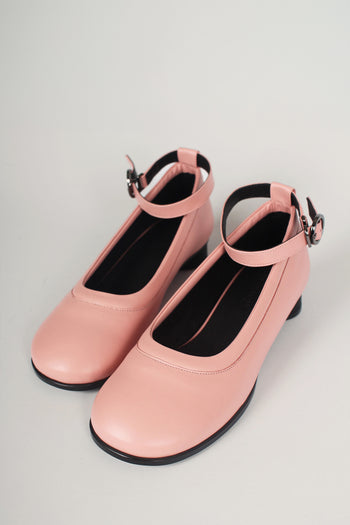 Finoacinque Uhjeo strap flat shoes in light rose with a sleek design and comfortable flat sole.
