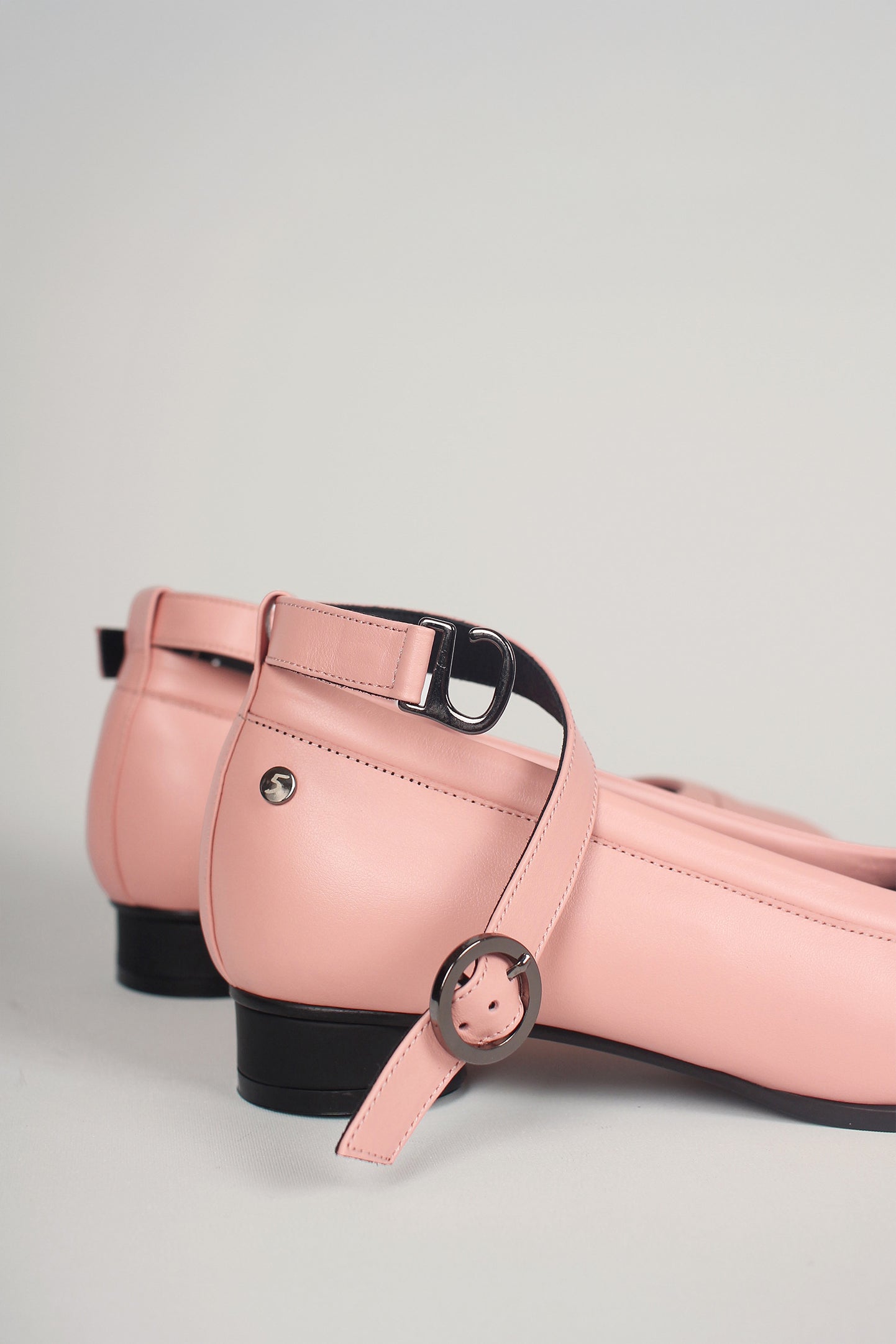 Finoacinque Uhjeo Strap Flat Shoes in light rose color with a sleek, comfortable flat design and strap detail.