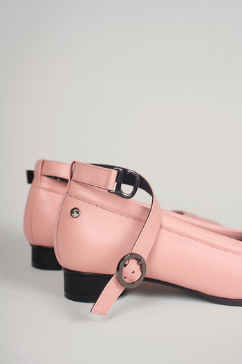 Finoacinque Uhjeo Strap Flat Shoes in light rose color with a sleek, comfortable flat design and strap detail.