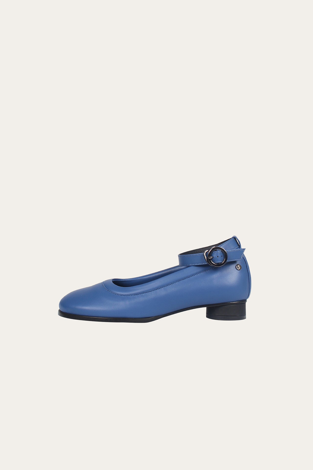 Finoacinque Uhjeo strap flat shoes in navy with a sleek design and comfortable flat sole, perfect for casual wear.