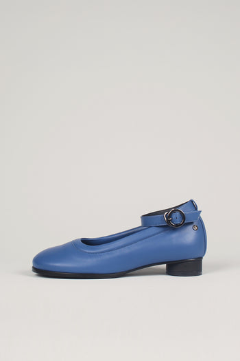 Finoacinque Uhjeo Strap flat shoes in navy with sleek design and comfortable flat sole, perfect for casual wear.