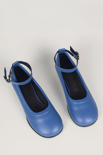 Finoacinque Uhjeo Strap flat shoes in navy with minimalist design and comfortable flat sole, perfect for casual wear.