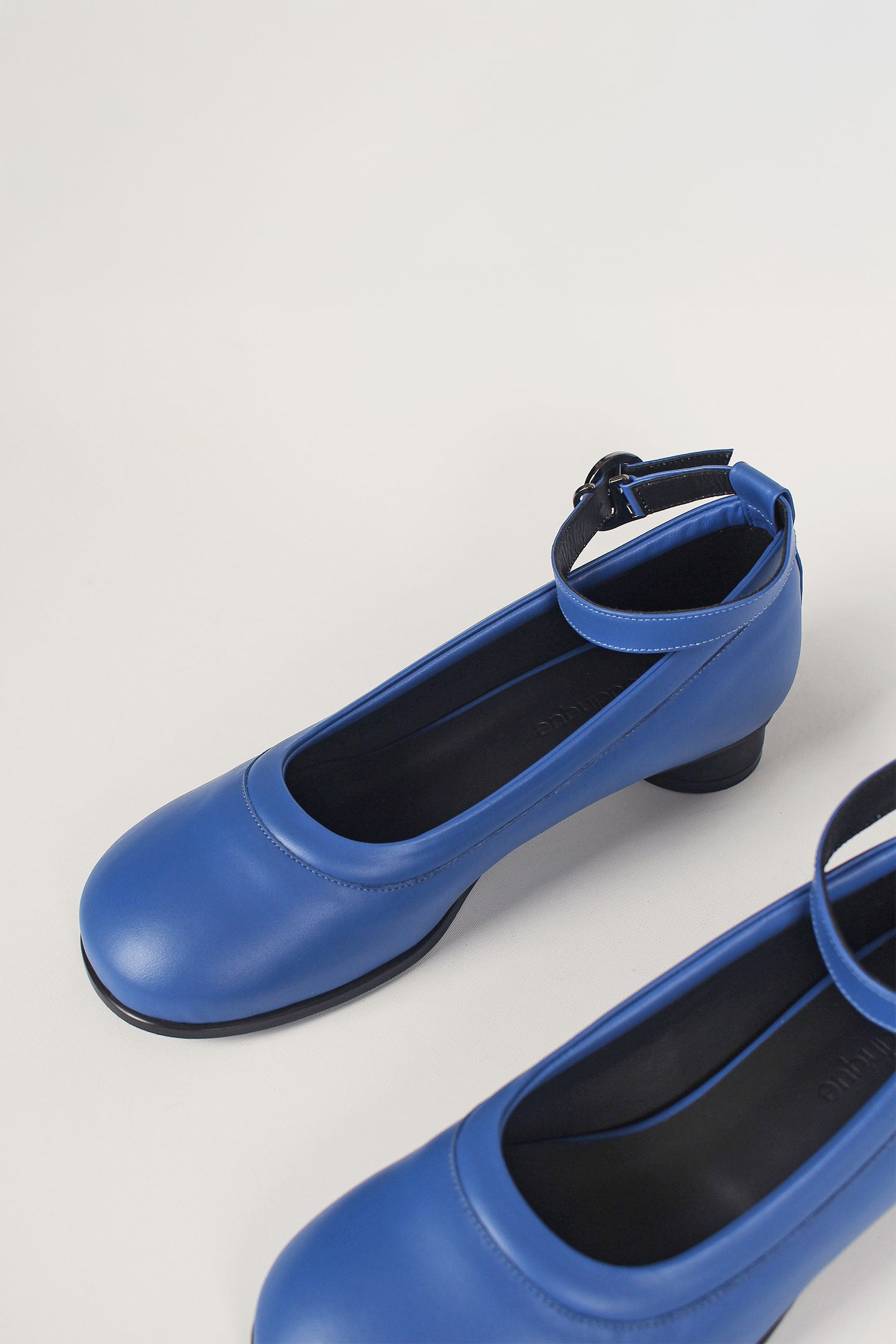 Finoacinque Uhjeo Strap Flat Shoes in navy, stylish slip-on flats with strap detail and comfortable flat sole.
