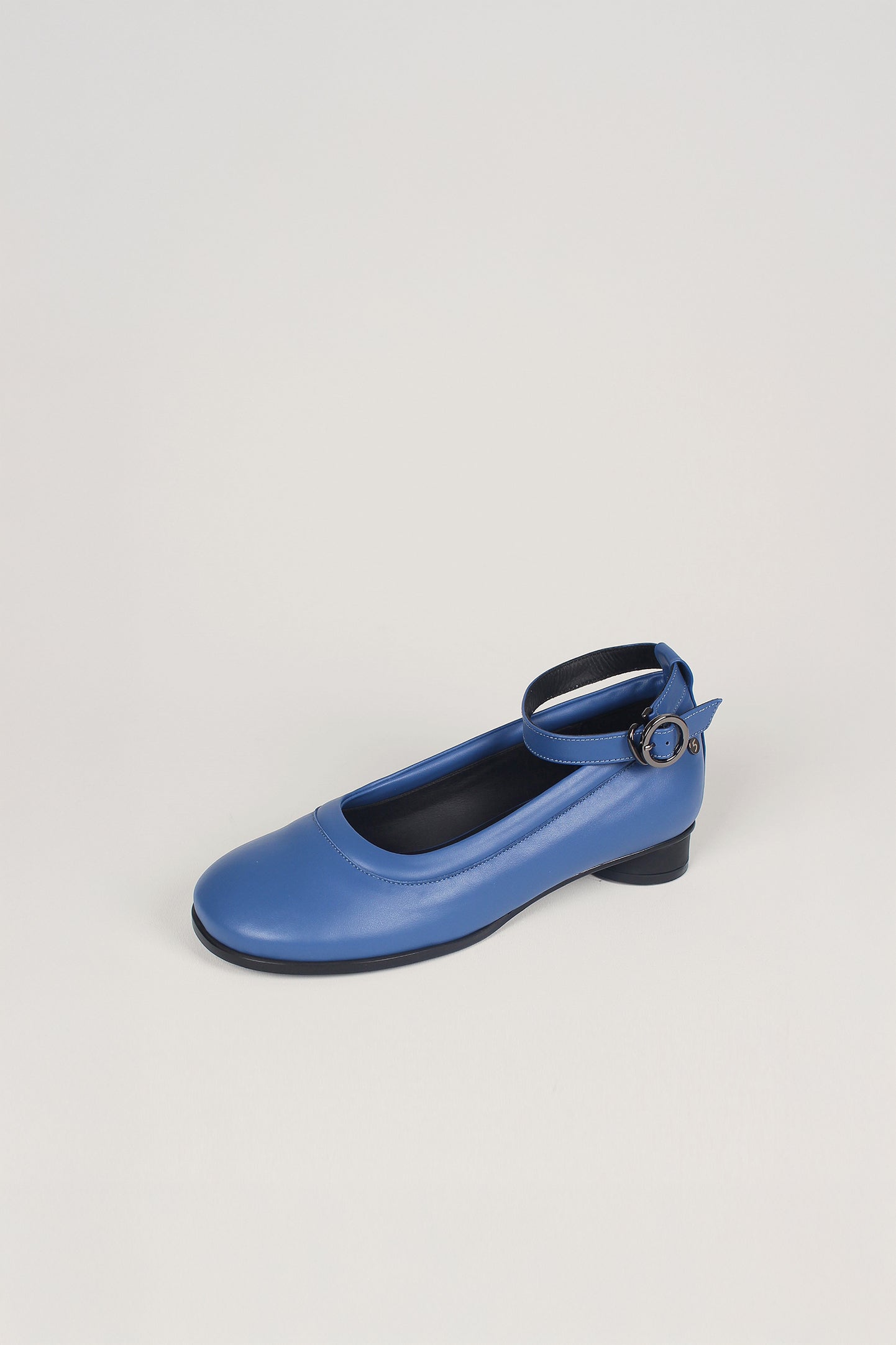 Finoacinque Uhjeo Strap Flat Shoes in navy with ankle straps and open toe design, laid flat on a white background.