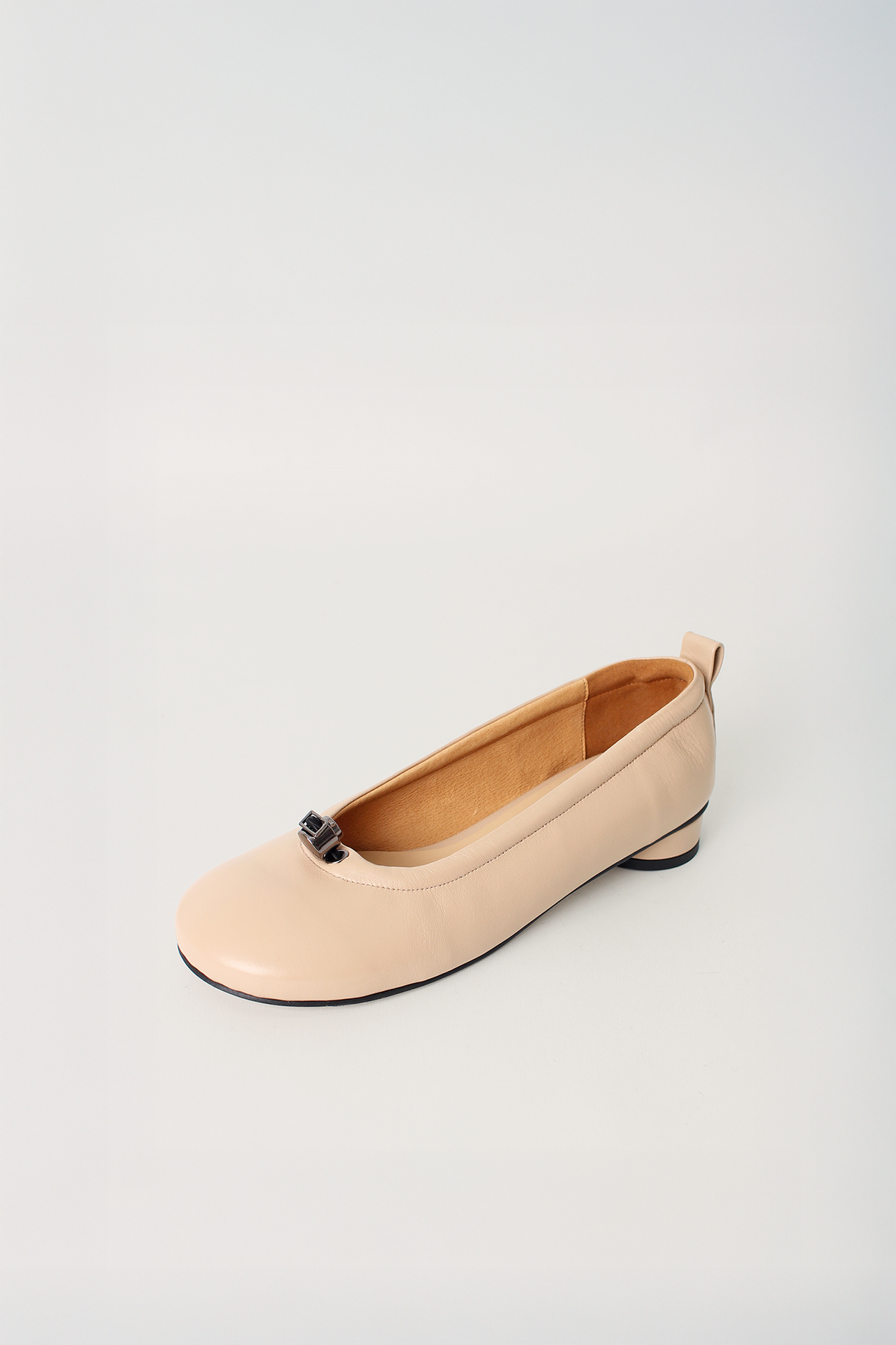 Finoacinque Ngela pink beige round toe stopper flat shoes with a sleek, comfortable design and flat sole.