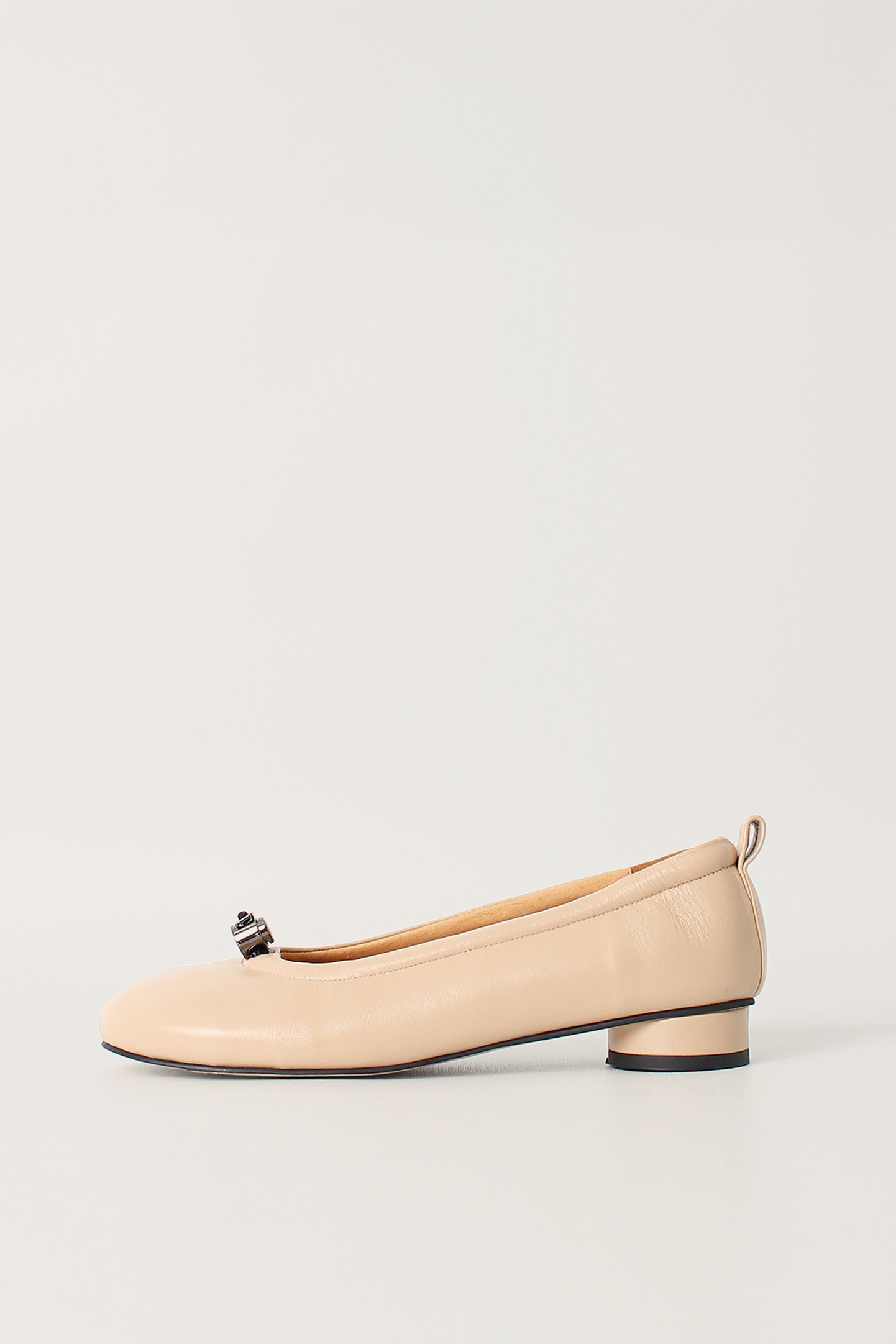Finoacinque Ngela pink beige round toe stopper flat shoes with a sleek, casual design and comfortable flat sole.