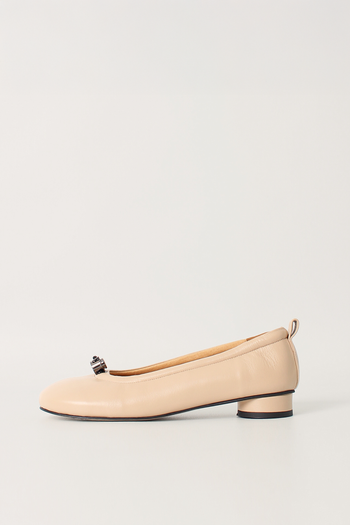 Finoacinque Ngela pink beige round toe stopper flat shoes with a sleek, casual design and comfortable flat sole.