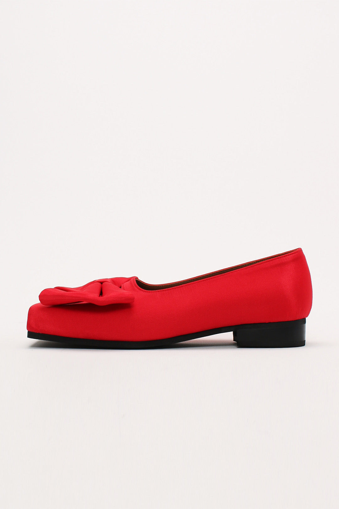Finoacinque red satin flat shoes with a bow detail, featuring a classic ballerina style for elegant, comfortable wear.