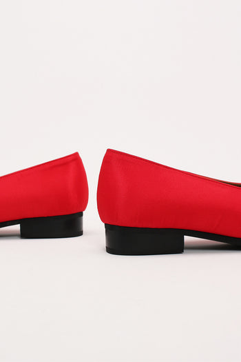 Finoacinque red satin flat shoes with a bow detail, designed as elegant ballerina-style slip-ons.