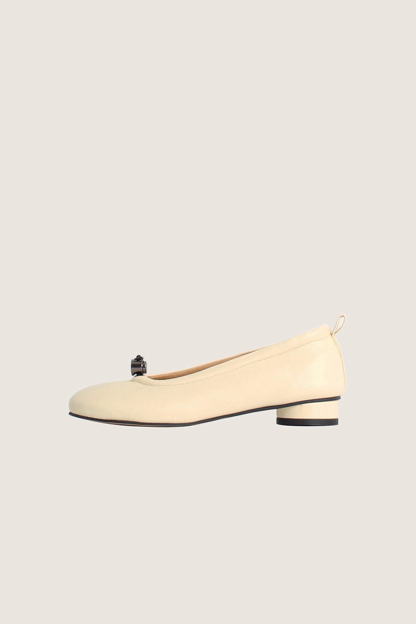 Finoacinque Ngela flat shoes with round toe design in vanilla color, featuring stopper detail and sleek, minimalist style.