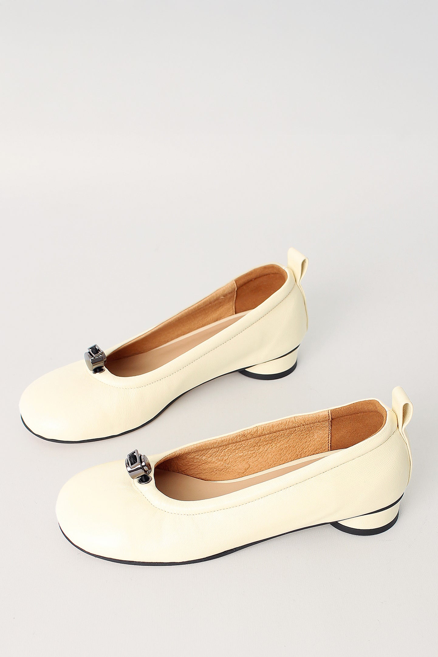 Finoacinque Ngela round toe stopper flat shoes in vanilla color with a sleek design and comfortable flat sole.