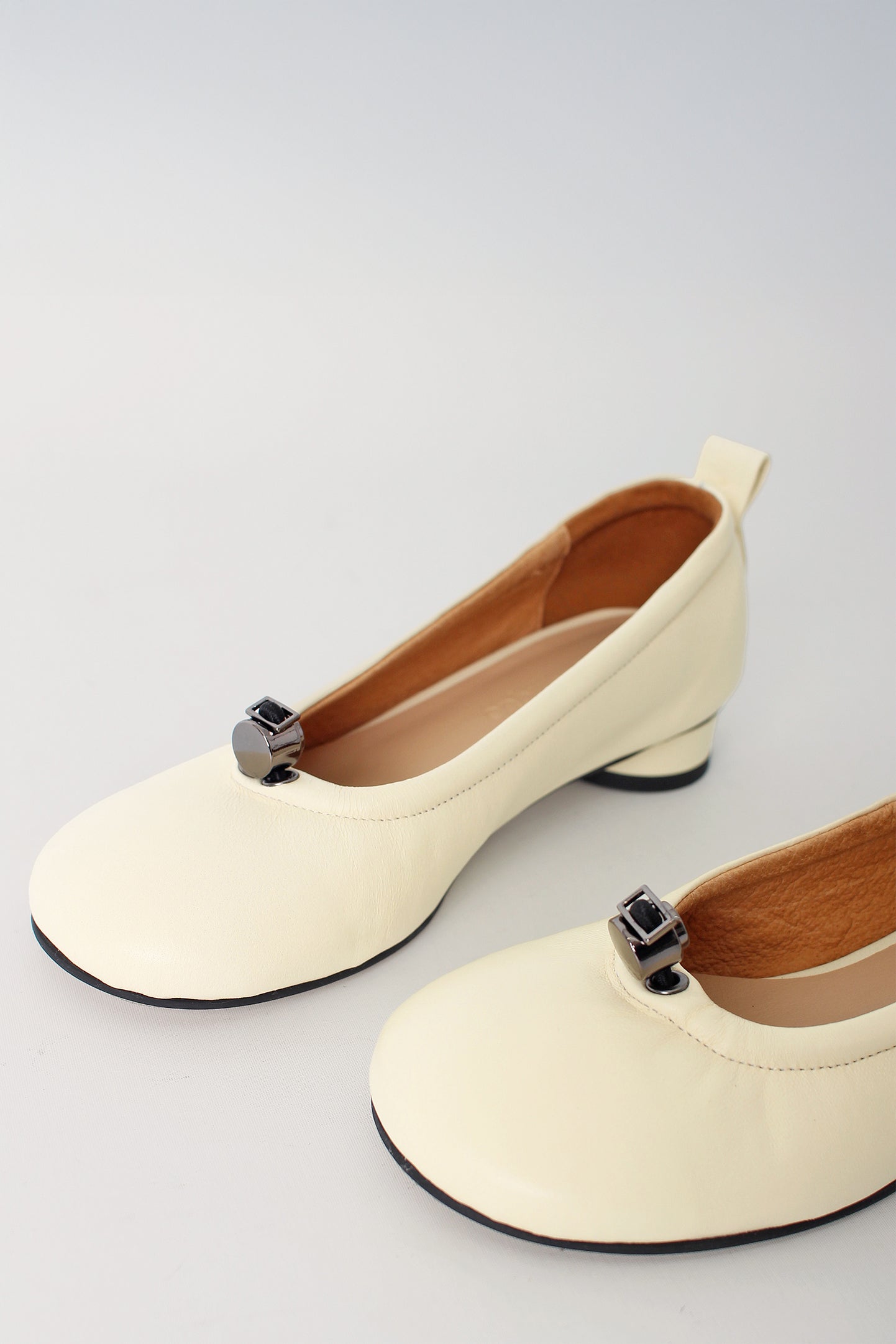 Finoacinque Ngela flat shoes in vanilla with round toe and stopper detail, showcasing comfortable, stylish footwear.