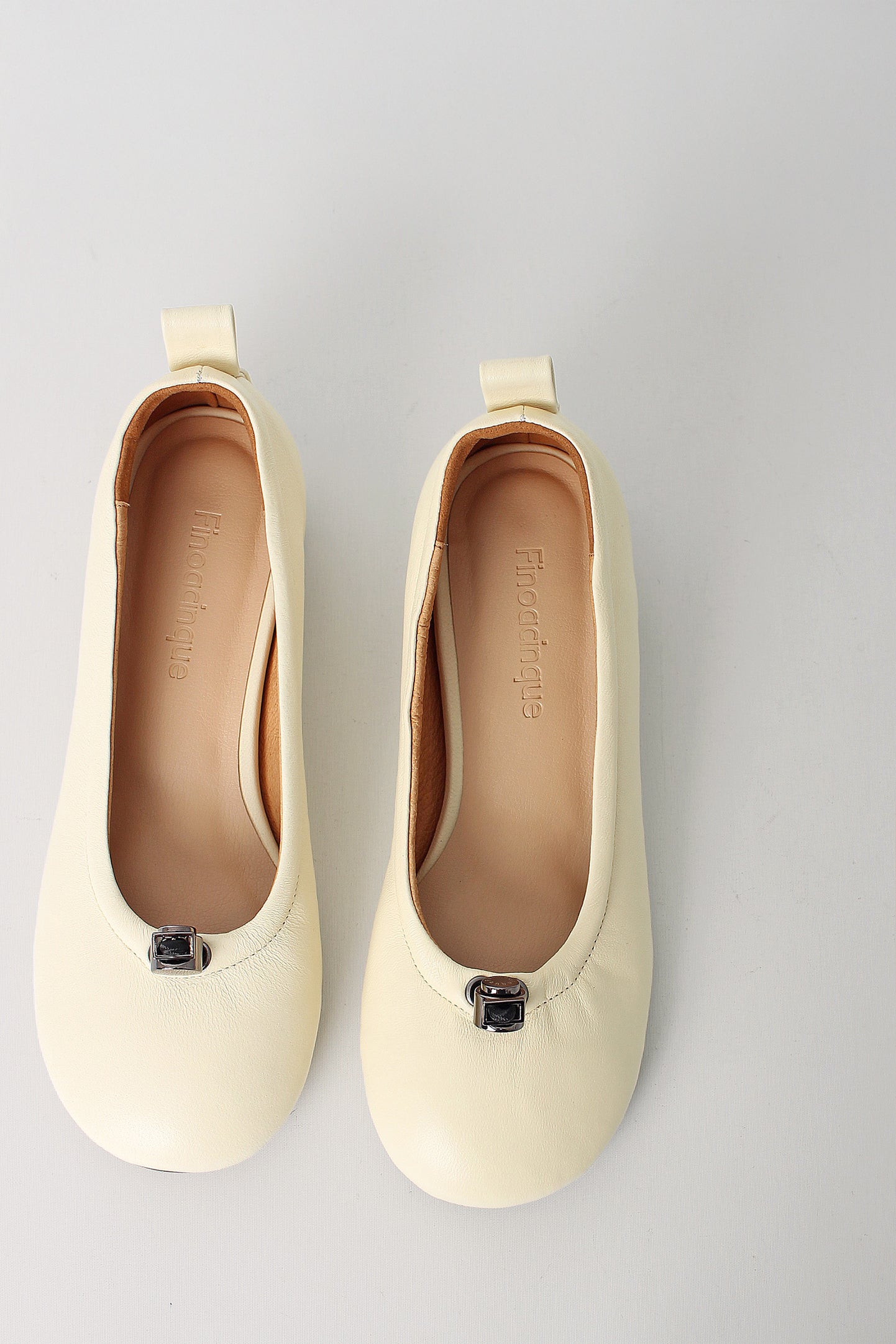 Finoacinque Ngela flat shoes with round toe design in vanilla color, featuring stopper details and a sleek, comfortable style.