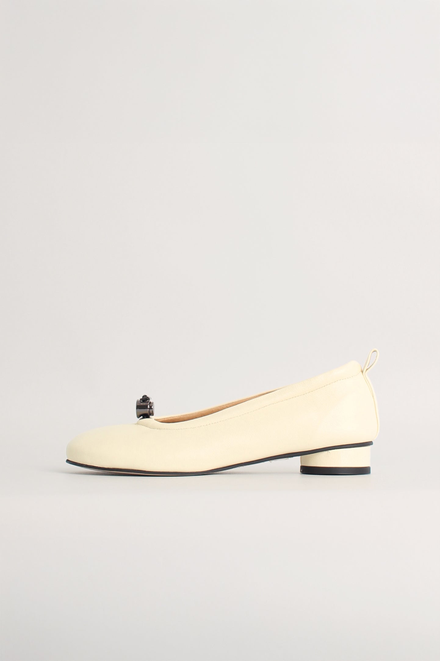 Finoacinque Ngela flat shoes with round toe and stopper detail in vanilla color, stylish and comfortable for everyday wear.