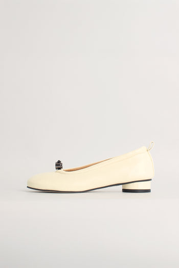 Finoacinque Ngela flat shoes with round toe and stopper detail in vanilla color, stylish and comfortable for everyday wear.