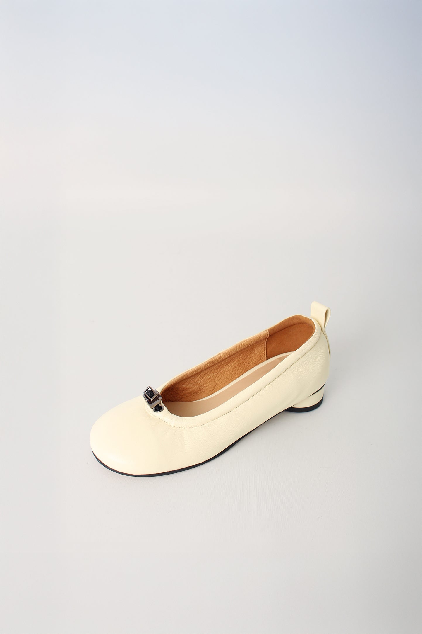 Finoacinque Ngela round toe flat shoes in vanilla with stopper detailing, showcasing comfortable, stylish flat footwear.