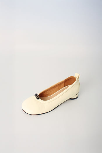 Finoacinque Ngela round toe flat shoes in vanilla with stopper detailing, showcasing comfortable, stylish flat footwear.