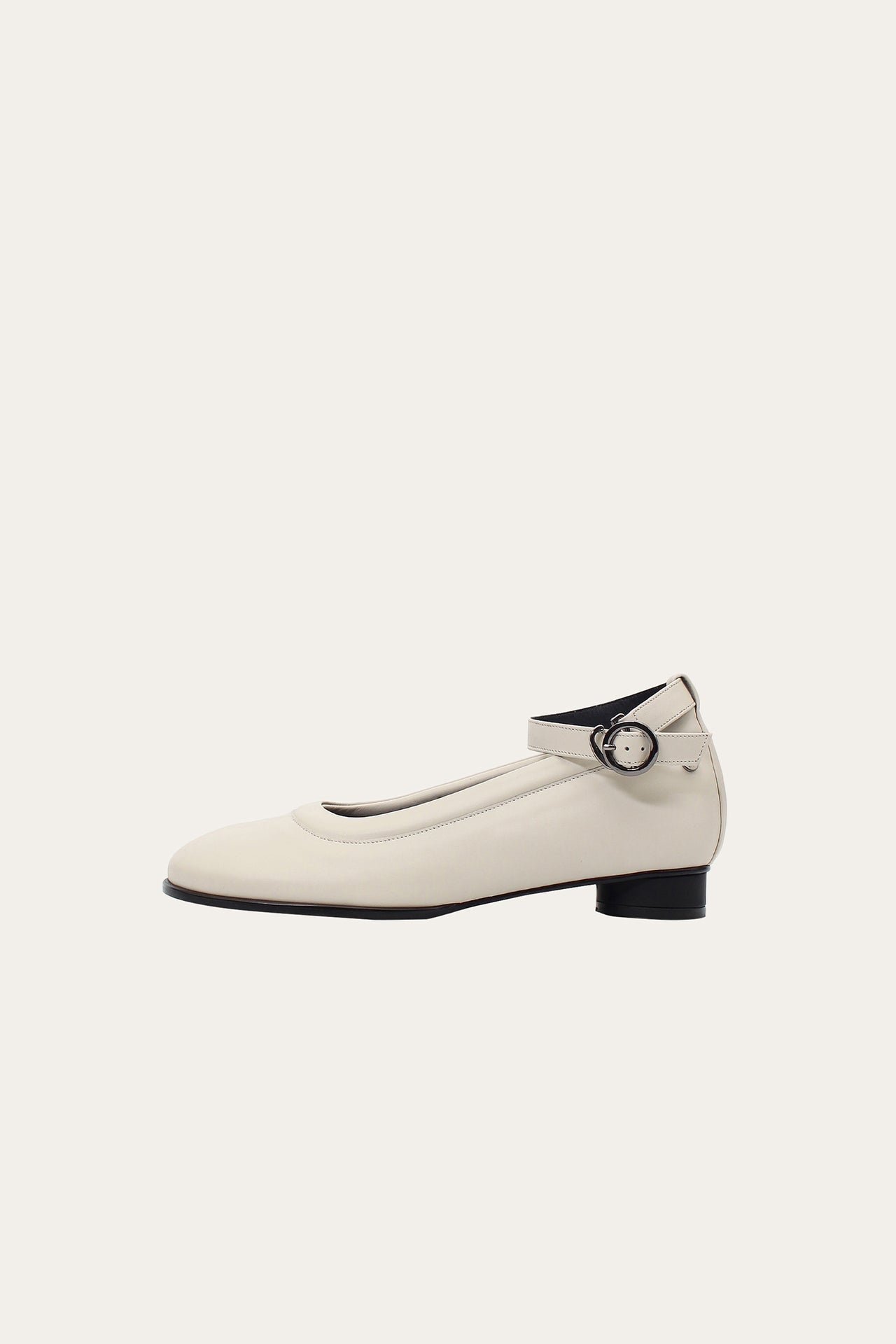 Finoacinque Uhjeo strap flat shoes in white with a sleek, minimalist design and comfortable flat sole.