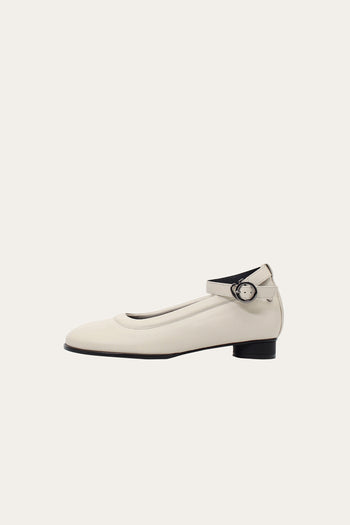 Finoacinque Uhjeo strap flat shoes in white with a sleek, minimalist design and comfortable flat sole.