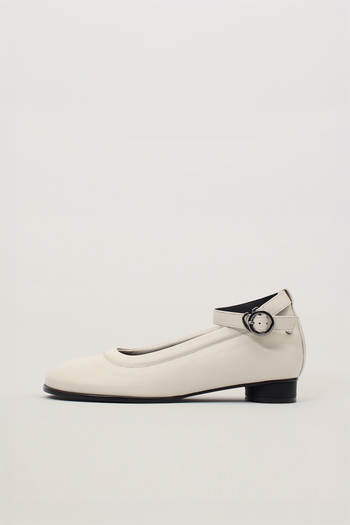Finoacinque Uhjeo Strap White Flat Shoes with minimalist design and comfortable flat sole, perfect for casual wear.