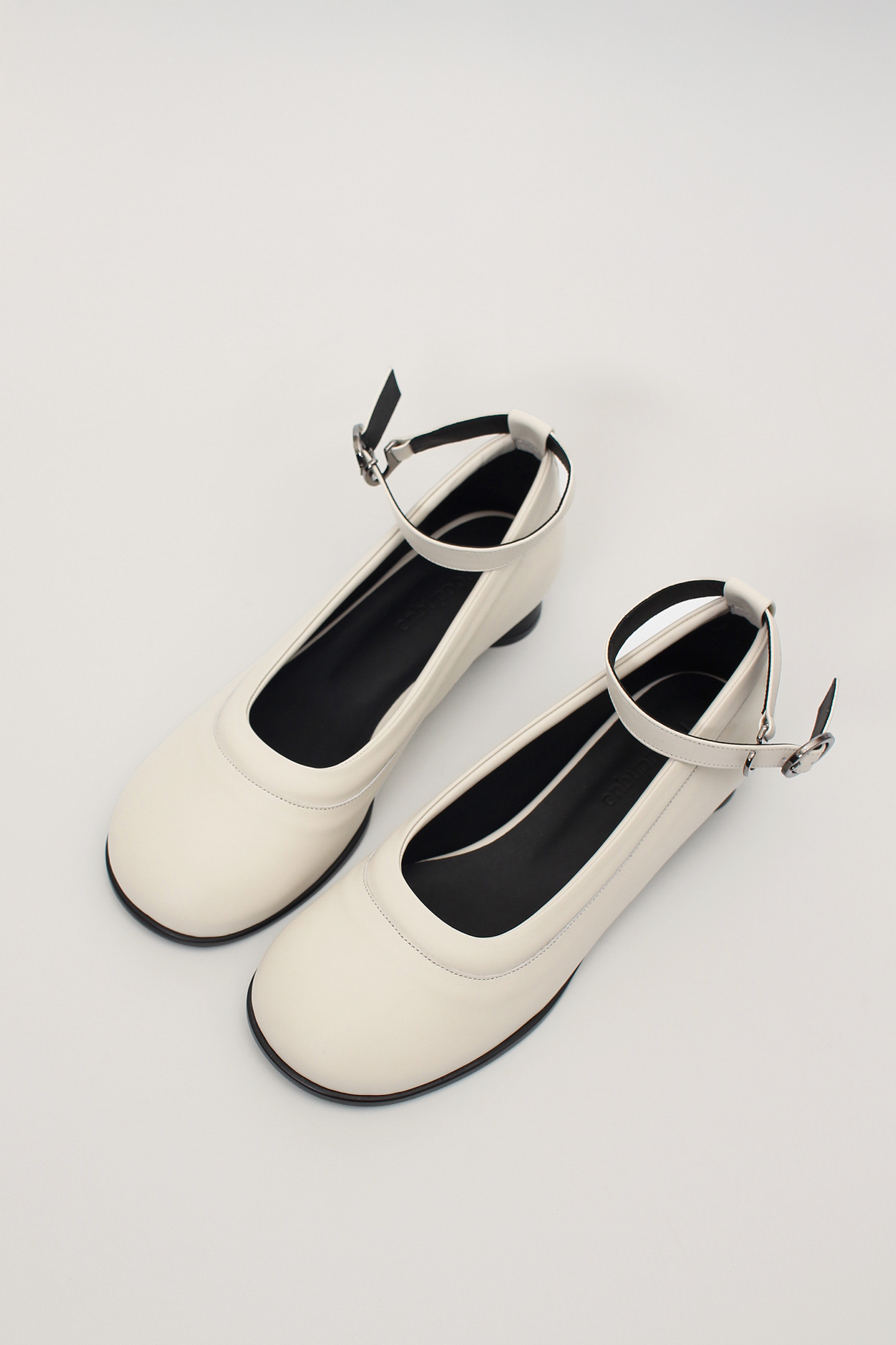 Finoacinque Uhjeo strap flat shoes in white with a sleek design and comfortable flat sole, perfect for casual wear.
