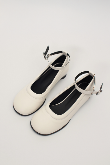 Finoacinque Uhjeo strap flat shoes in white with a sleek design and comfortable flat sole, perfect for casual wear.