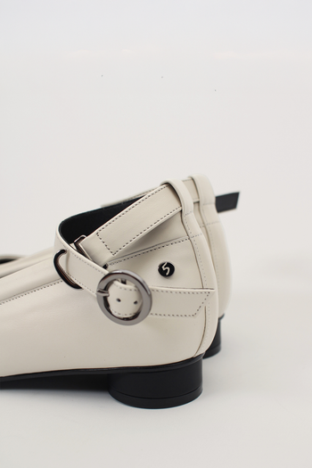 Finoacinque Uhjeo Strap flat shoes in white with a sleek design and comfortable flat sole, perfect for casual wear.