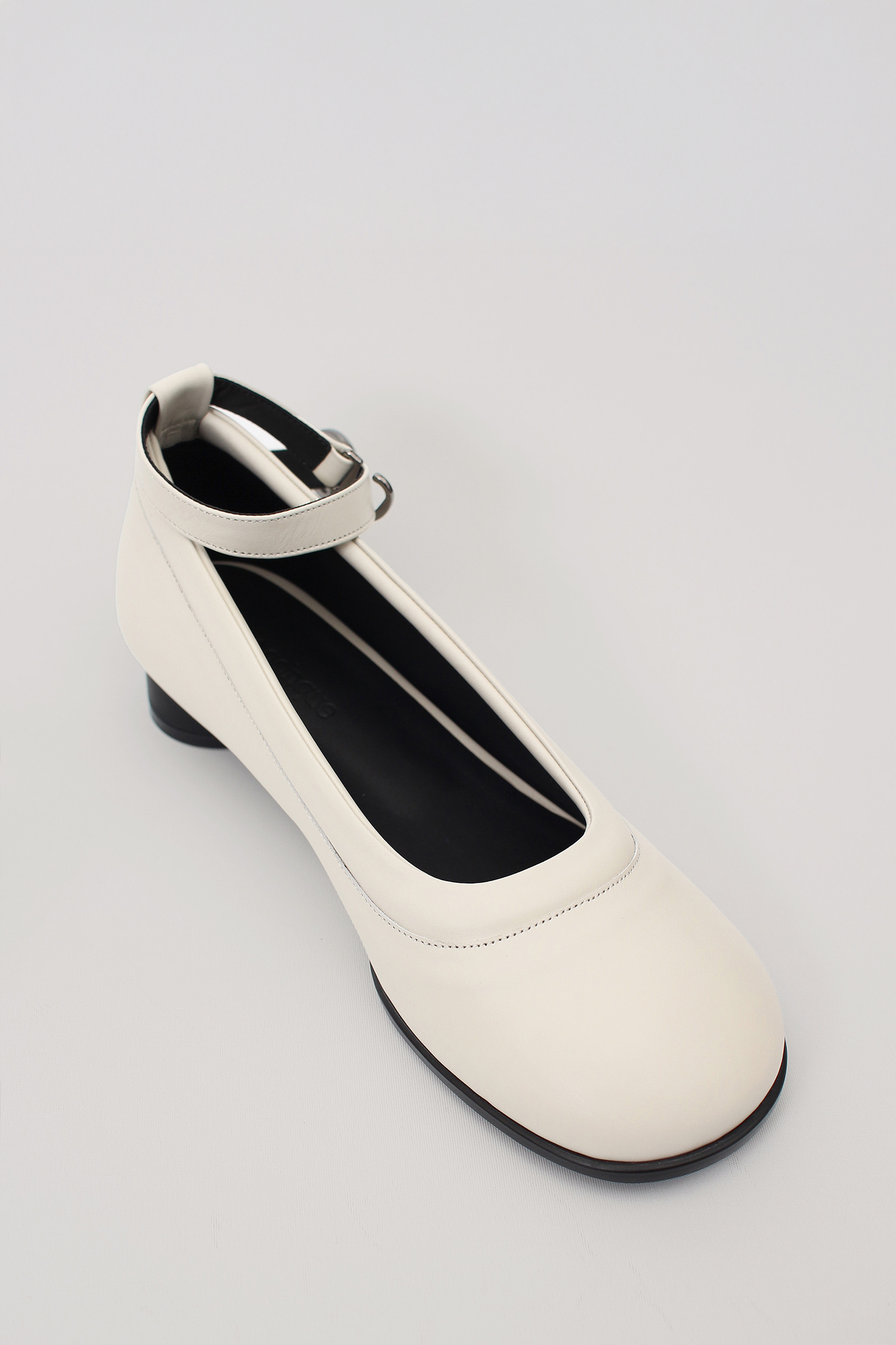 Finoacinque Uhjeo Strap flat shoes in white with a sleek, minimalist design and comfortable flat sole.