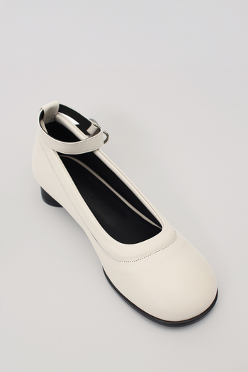 Finoacinque Uhjeo Strap flat shoes in white with a sleek, minimalist design and comfortable flat sole.