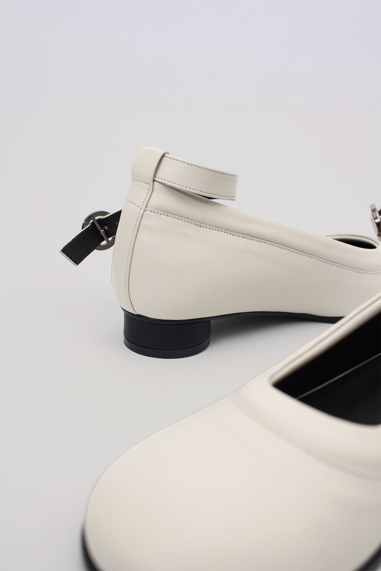 Finoacinque Uhjeo Strap flat shoes in white with a sleek design, featuring comfortable flat soles and stylish strap details.