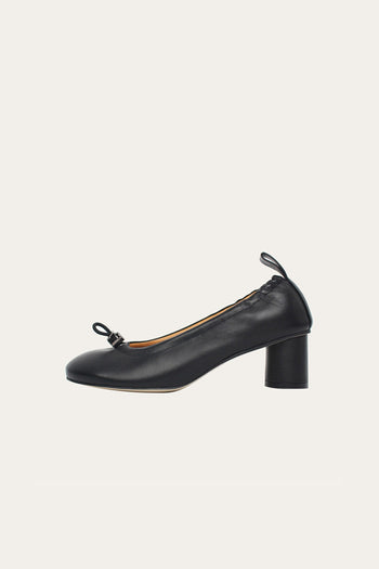 Finoacinque Ngela black round toe pumps with stopper heel, stylish middle heel, and classic design for women.