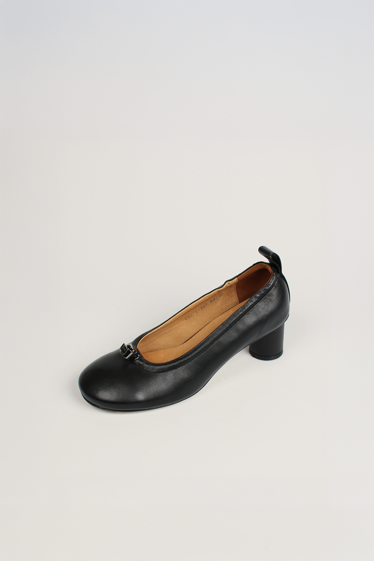 Finoacinque Ngela black round toe pumps with stopper heel, stylish middle heel, and classic design for women.
