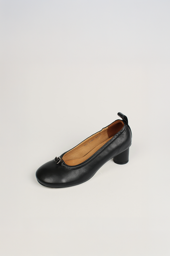 Finoacinque Ngela black round toe stopper middle pumps, elegant women's pumps with a sleek design and comfortable fit.