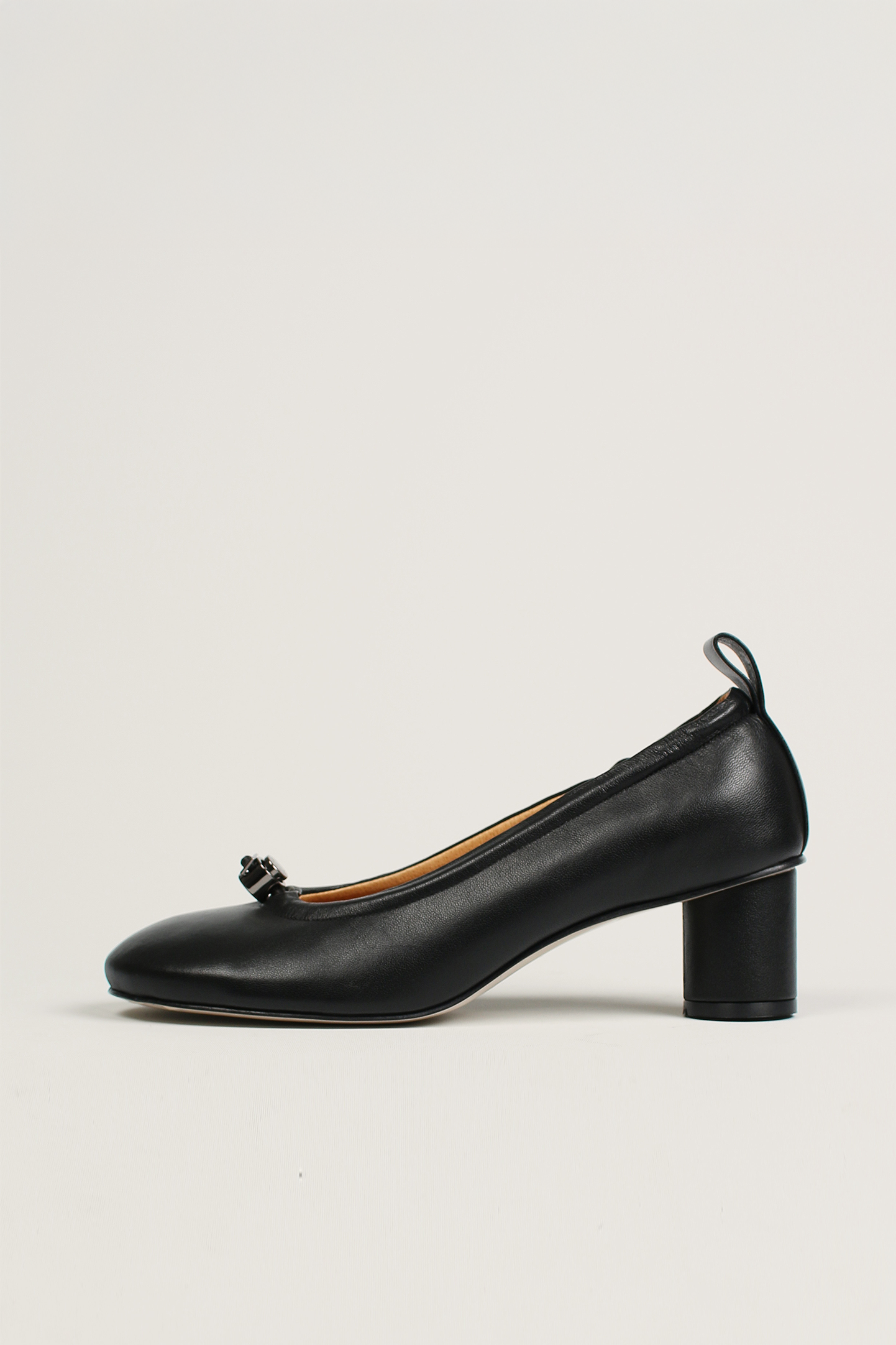 Finoacinque Ngela black round toe stopper middle pumps showing sleek leather design and low block heel.