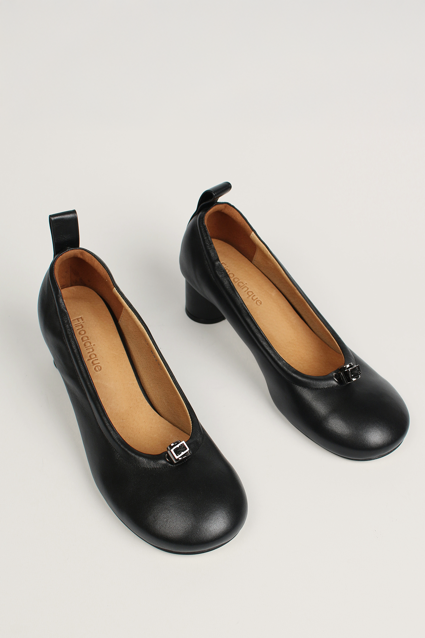 Finoacinque Ngela black round toe stopper middle pumps with sleek design and comfortable fit, perfect for stylish everyday wear.