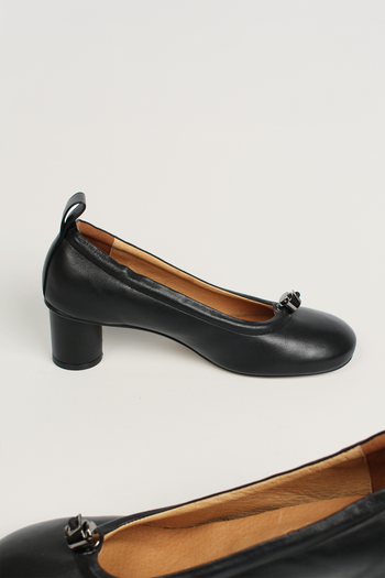 Finoacinque Ngela black round toe stopper middle pumps, stylish women's pumps with a sleek design and comfortable fit.