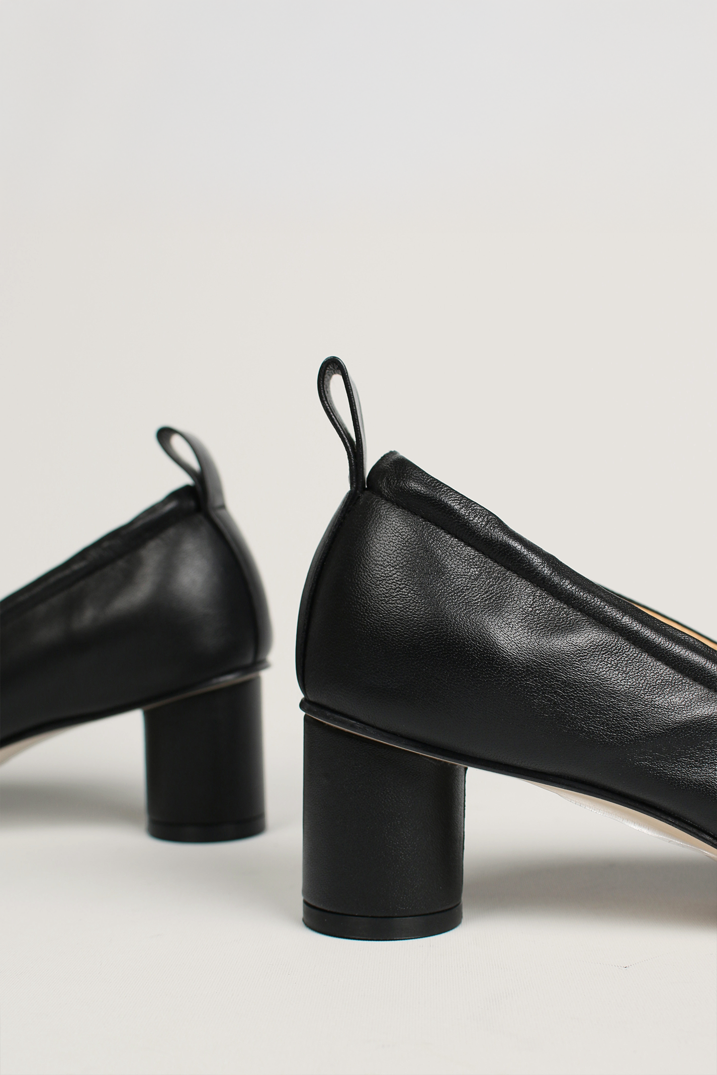 Finoacinque Ngela black round toe stopper middle pumps, stylish women's pumps with a sleek design and comfortable fit.