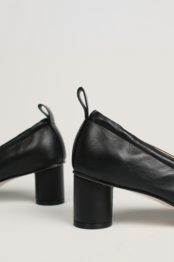 Finoacinque Ngela black round toe stopper middle pumps, stylish women's pumps with a sleek design and comfortable fit.
