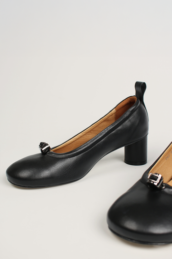 Finoacinque Ngela black round toe stopper middle pumps, stylish women's leather footwear with a sleek design.
