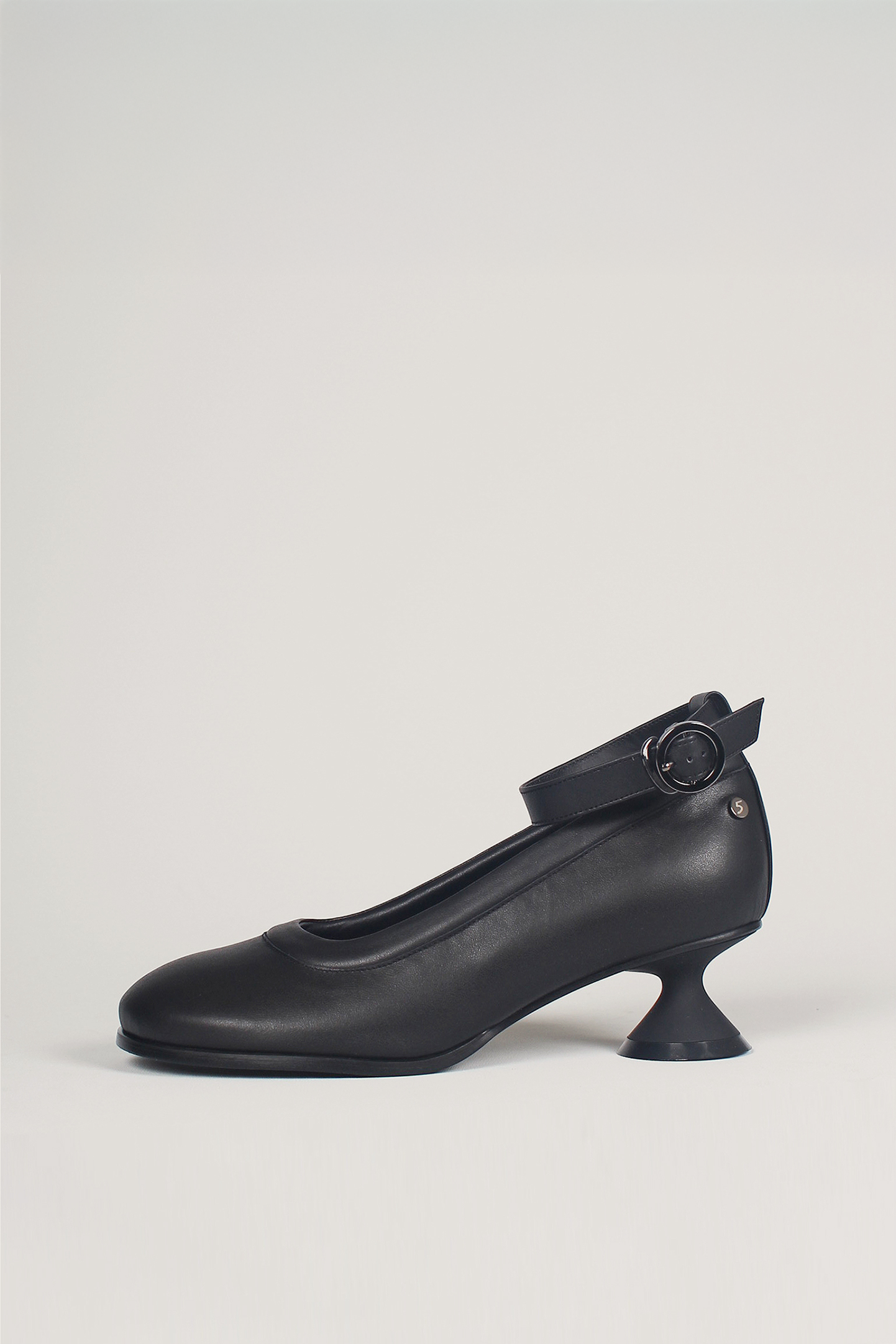 Black Uhjeo hourglass middle heel strap pumps by Finoacinque featuring a sleek design and stylish ankle strap.