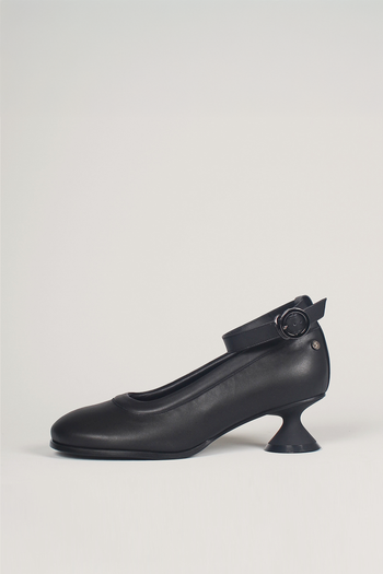 Black Uhjeo hourglass middle heel strap pumps by Finoacinque featuring a sleek design and stylish ankle strap.