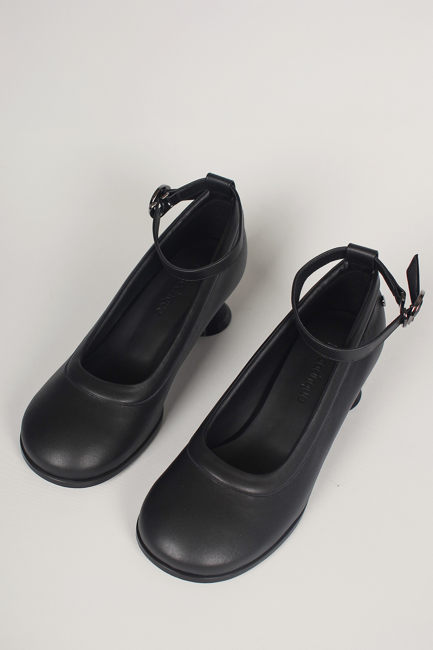 Finoacinque Uhjeo black hourglass middle heel strap pumps with sleek design and stylish ankle straps.