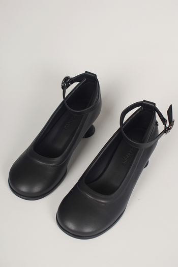 Finoacinque Uhjeo black hourglass middle heel strap pumps with sleek design and stylish ankle straps.