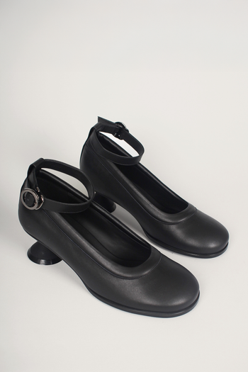 Finoacinque Uhjeo black hourglass mid-heel strap pumps with sleek design and ankle strap, stylish footwear for women.
