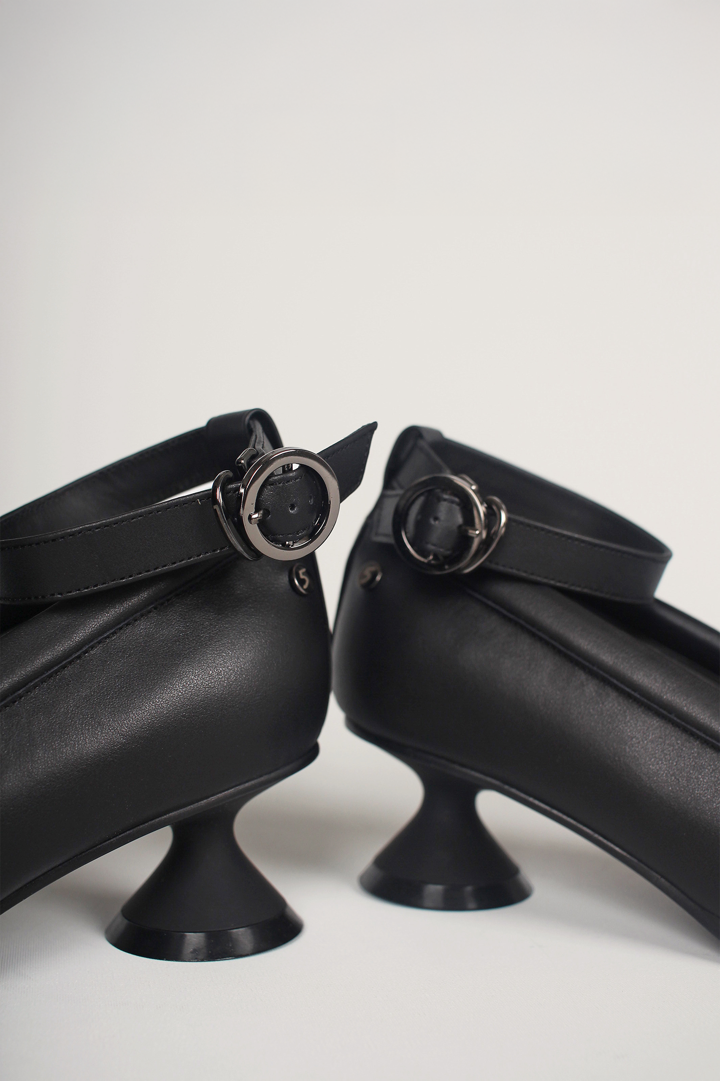 Black Finoacinque Uhjeo hourglass middle heel strap pumps with sleek design and open toe, perfect for stylish occasions.