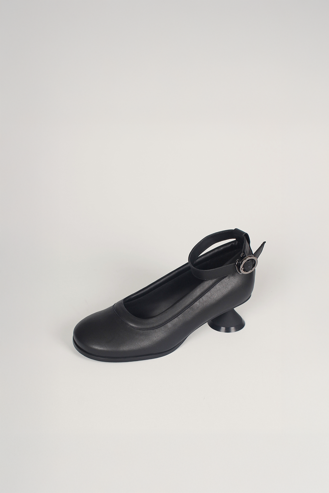 Black Finoacinque Uhjeo hourglass middle heel strap pumps with sleek design and ankle straps, stylish for formal or casual wear.
